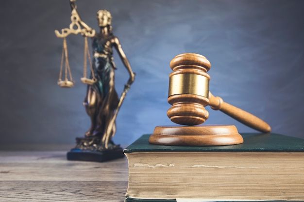 Le juge sur le livre et la dame de la justice sur la table _ Photo Premium